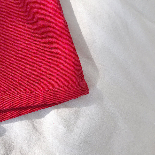 Pantaloni scurți de damă cu talie înaltă în negru, roșu și alb