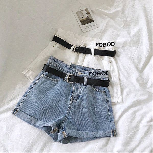 Blugi scurti moderni de dama cu broderie in alb si albastru