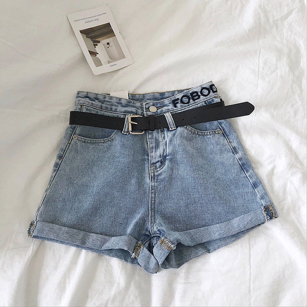 Blugi scurti moderni de dama cu broderie in alb si albastru