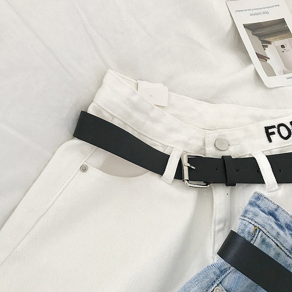 Blugi scurti moderni de dama cu broderie in alb si albastru