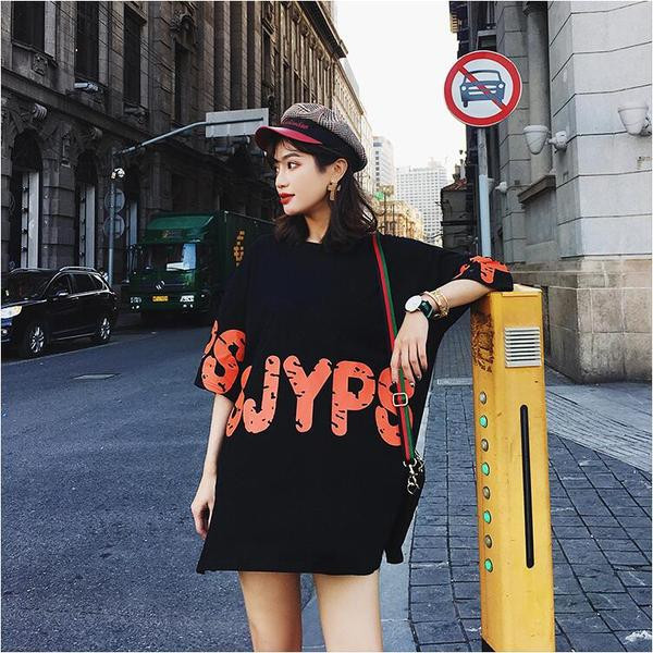 Női póló széles modell fekete, fehér és kék felirattal