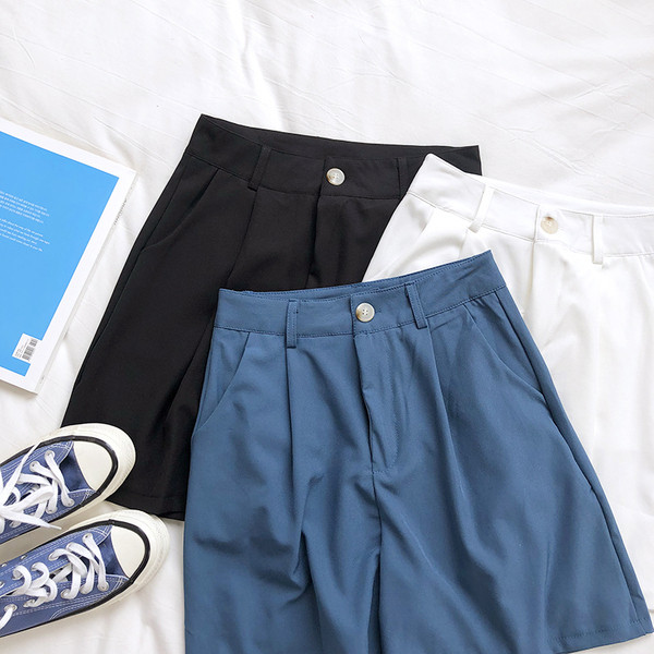 Pantaloni scurti eleganti de dama cu talie inalta in negru, alb si albastru