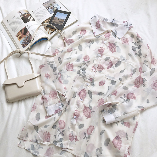 Cămașă modernă de damă cu model floral în alb