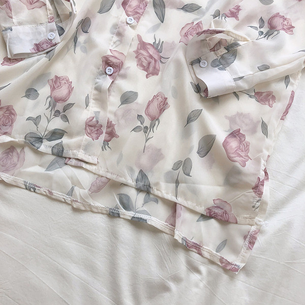 Cămașă modernă de damă cu model floral în alb