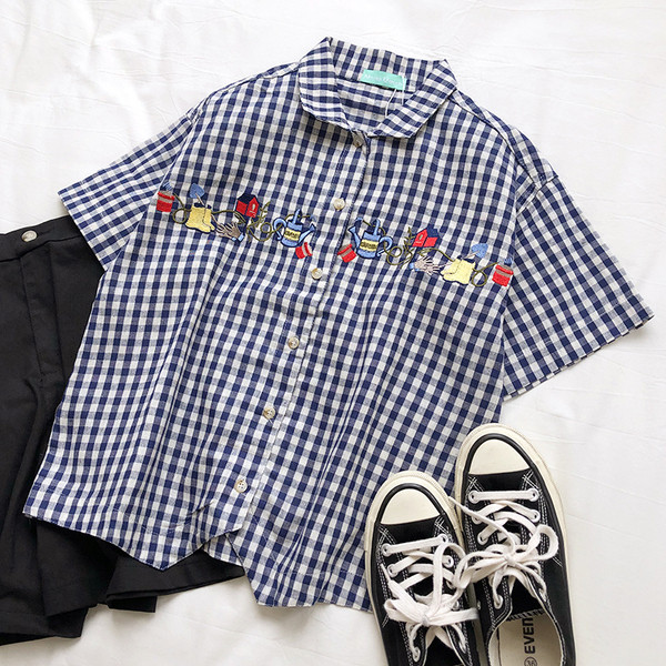 Cămașă de damă în carouri cu mâneci scurte și broderie în albastru