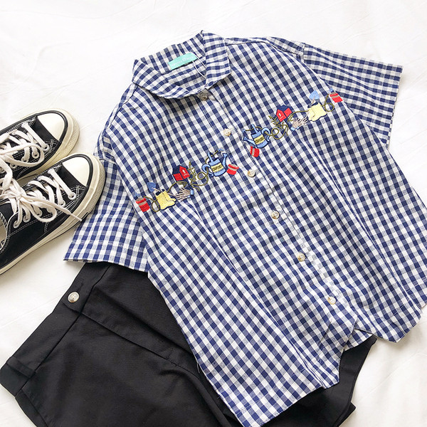 Cămașă de damă în carouri cu mâneci scurte și broderie în albastru