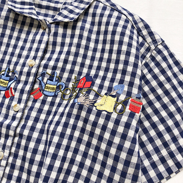 Cămașă de damă în carouri cu mâneci scurte și broderie în albastru