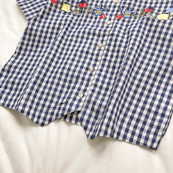 Cămașă de damă în carouri cu mâneci scurte și broderie în albastru