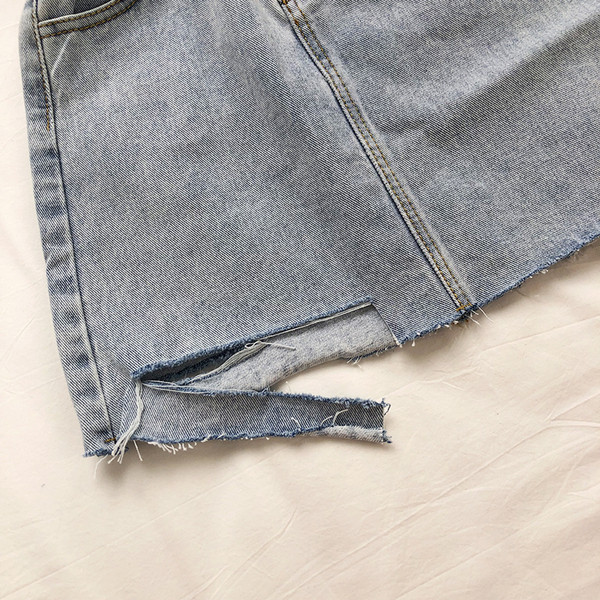 Naprakész női farmerszoknya, magas derékkal, szakadt motívumokkal