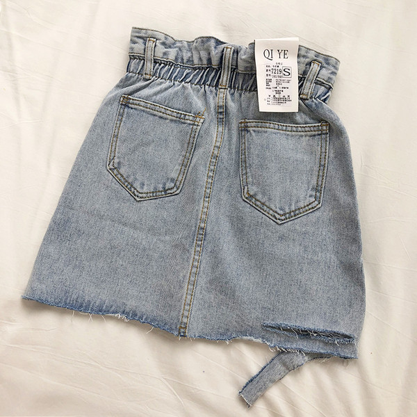 Naprakész női farmerszoknya, magas derékkal, szakadt motívumokkal