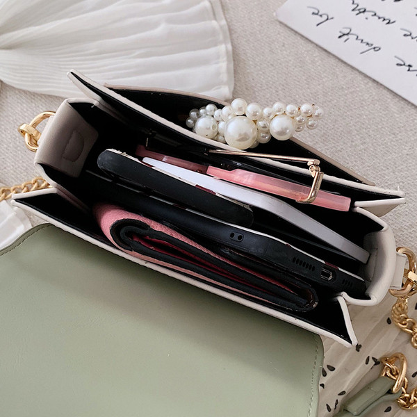 Geanta de dama din piele ecologica cu inchidere metalica