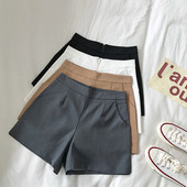 Stílusos női rövidnadrág zsebekkel, négy színben