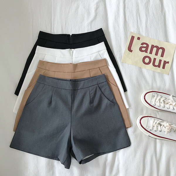 Stílusos női rövidnadrág zsebekkel, négy színben