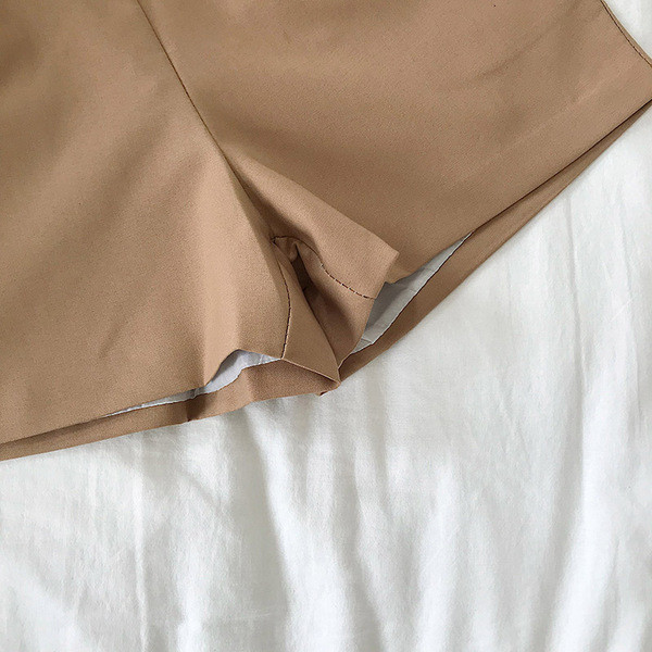 Stílusos női rövidnadrág zsebekkel, négy színben