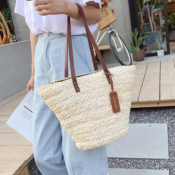 Geanta de dama eleganta tricotata de culoare bej