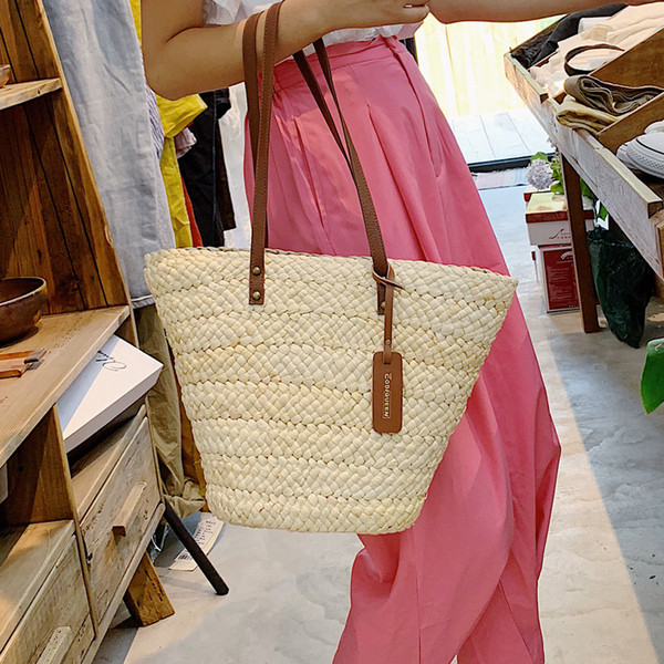 Geanta de dama eleganta tricotata de culoare bej