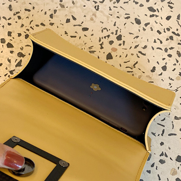 Geanta de dama din piele cu inchidere metalica in mai multe culori