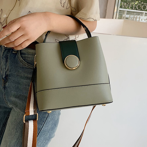 Fém rögzítős női táskák hosszú és rövid füllel