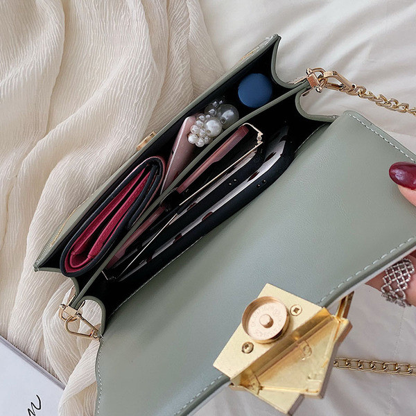 Geanta de dama eleganta cu manere metalice in patru culori