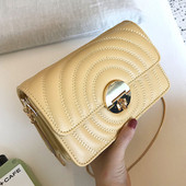 Elegáns női táska fém csattal és hosszú füllel