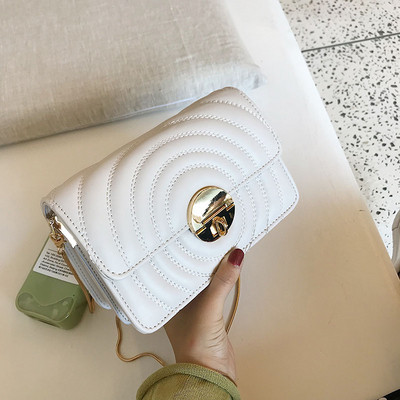 Elegáns női táska fém csattal és hosszú füllel