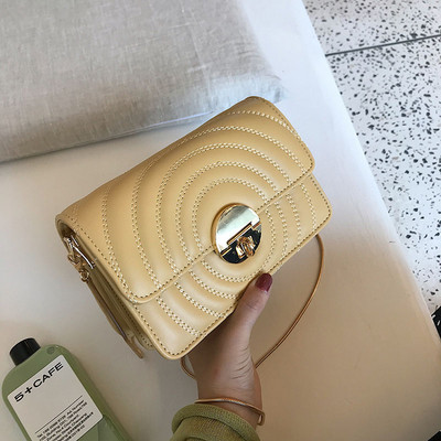 Elegáns női táska fém csattal és hosszú füllel