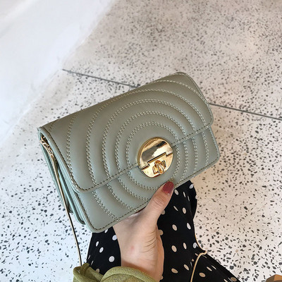 Elegáns női táska fém csattal és hosszú füllel