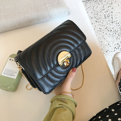 Elegáns női táska fém csattal és hosszú füllel