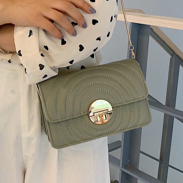 Elegáns női táska fém csattal és hosszú füllel