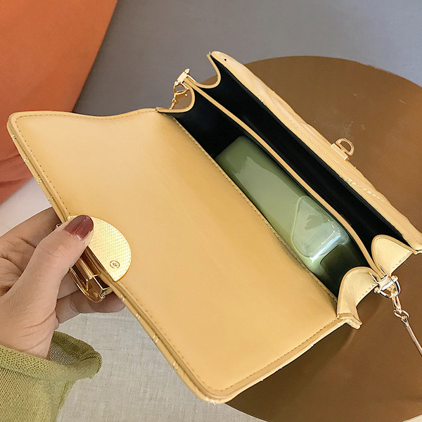 Elegáns női táska fém csattal és hosszú füllel