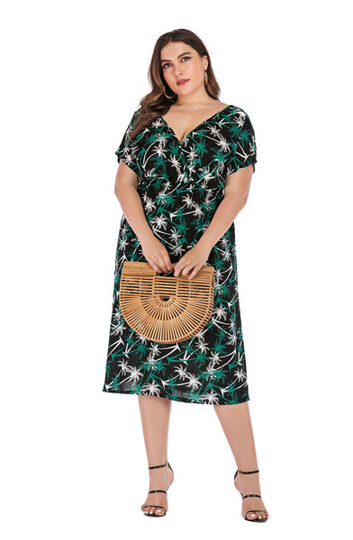 Stílusos női ruha hasítékkal fekete színben