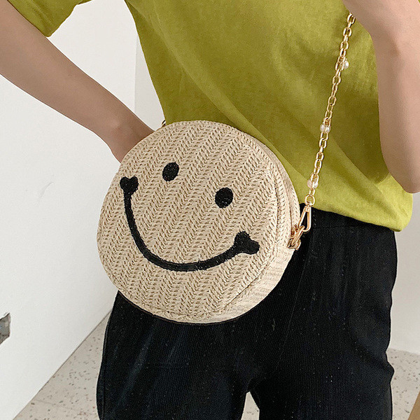 ÚJ női táska kerek formában és hímzéssel