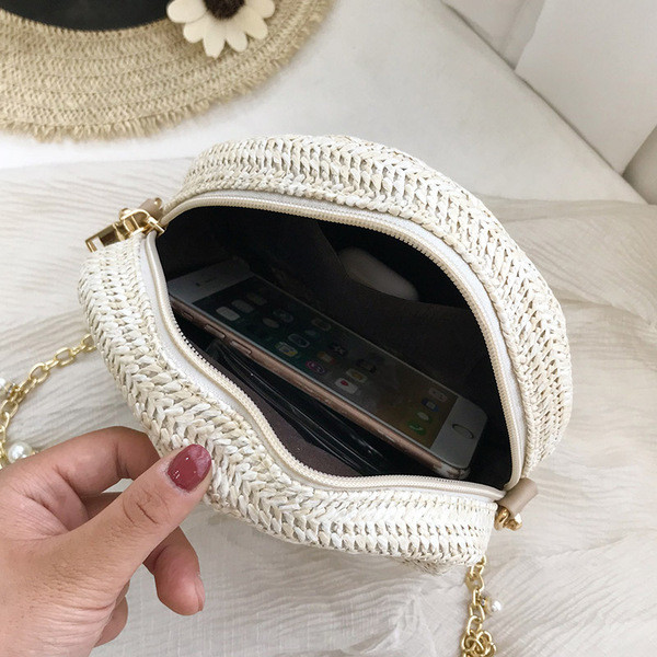 ÚJ női táska kerek formában és hímzéssel