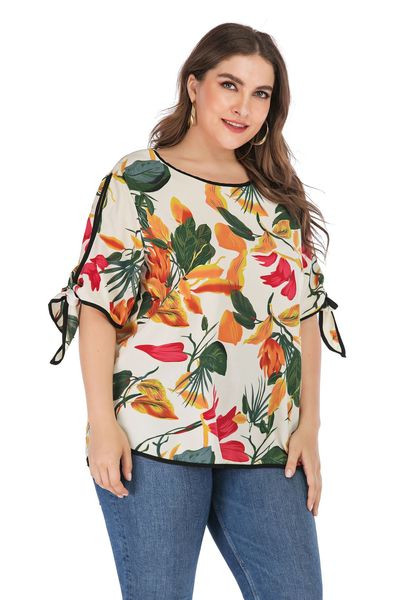 Bluză de damă cu decolteu O și motive florale