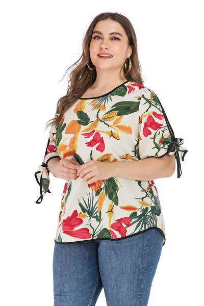 Bluză de damă cu decolteu O și motive florale