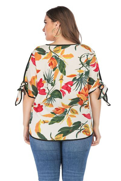 Bluză de damă cu decolteu O și motive florale