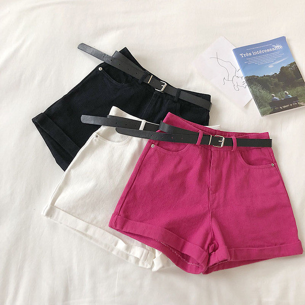 Pantaloni scurți de damă cu talie înaltă în negru, alb și ciclamen