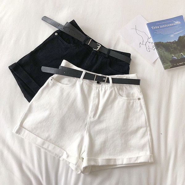 Pantaloni scurți de damă cu talie înaltă în negru, alb și ciclamen