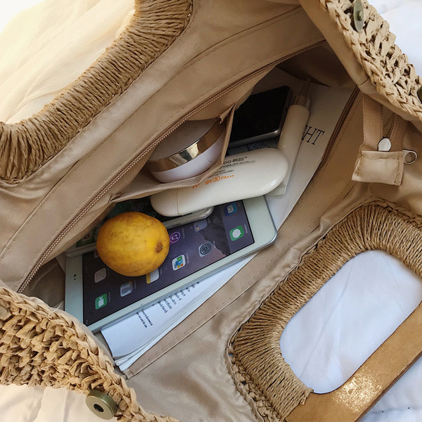 Geanta tricotata cu maner scurt in doua culori