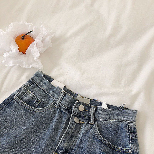 Pantaloni scurți moderni de damă din denim cu motive rupte în două culori