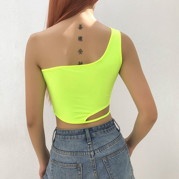 Maieu scurt de damă cu o curea de culoare galbenă