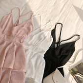 Stílusos női ruha vékony pántokkal és V-nyakkal több színben