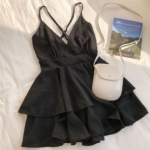 Stílusos női ruha vékony pántokkal és V-nyakkal több színben