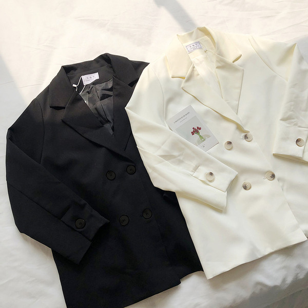 Stílusos női kabát dupla rögzítéssel, fekete-fehér színben