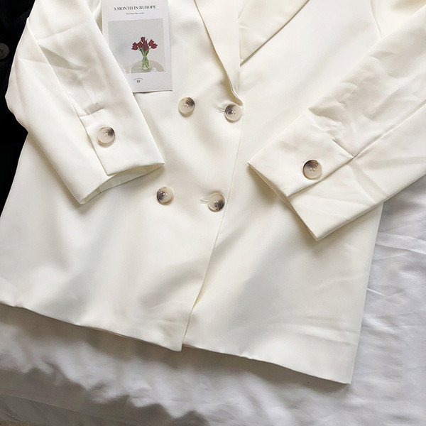 Stílusos női kabát dupla rögzítéssel, fekete-fehér színben