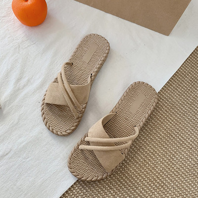 Κομψές γυναικείες παντόφλες με επίπεδη σόλα σε μαύρο και καφέ χρώμα