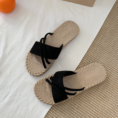 Κομψές γυναικείες παντόφλες με επίπεδη σόλα σε μαύρο και καφέ χρώμα