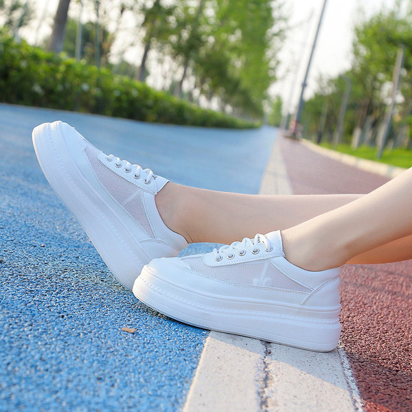 Γυναικεία πάνινα παπούτσια  με κορδόνια  σε λευκό και πράσινο χρώμα