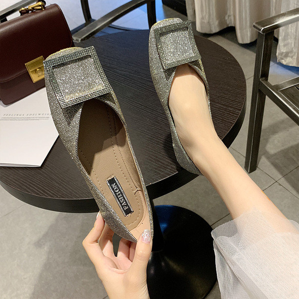 Pantofi moderni de dama cu decor metalic in negru si argintiu