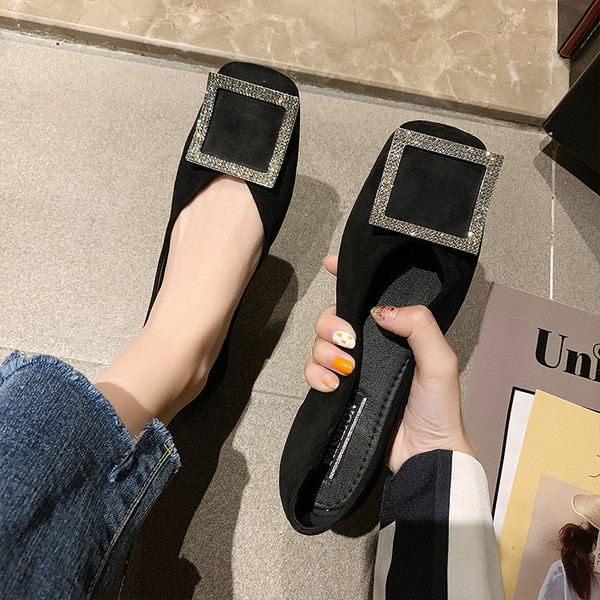 Pantofi moderni de dama cu decor metalic in negru si argintiu